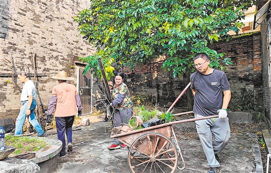 村民合力整治衛(wèi)生黑點，清運堆積雜物。