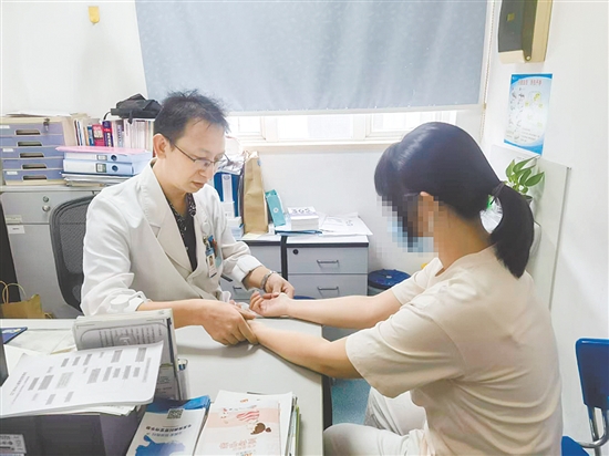 出現(xiàn)針刺樣、燒灼樣、電擊樣等疼痛癥狀要及時(shí)就醫(yī)。