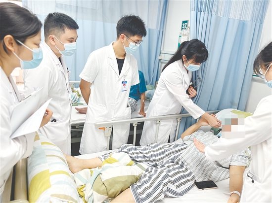 醫(yī)生為患者檢查身體。