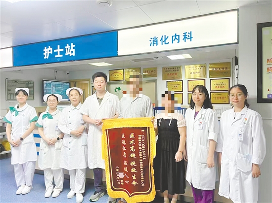 患者家屬送上錦旗。