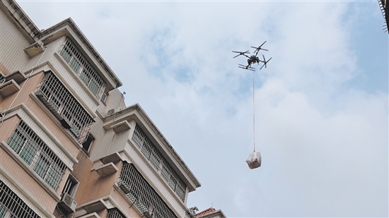 應(yīng)急救援無(wú)人機(jī)將樓頂打包好的垃圾安全吊運(yùn)至地面，極大提升了清運(yùn)效率。