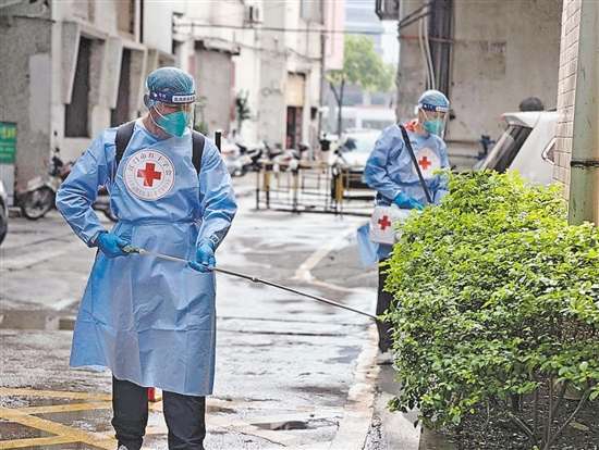 江門(mén)市紅十字會(huì)應(yīng)急消殺志愿服務(wù)隊(duì)在蓬江區(qū)東風(fēng)社區(qū)開(kāi)展防蚊滅蚊工作。