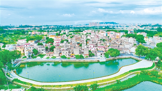 鶴山市龍口鎮(zhèn)霄南村因民俗文化和民族團(tuán)結(jié)交融而聞名，成為海內(nèi)外游客的“打卡勝地”。