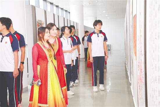 各民族青少年在五邑大學(xué)參觀書畫作品展。