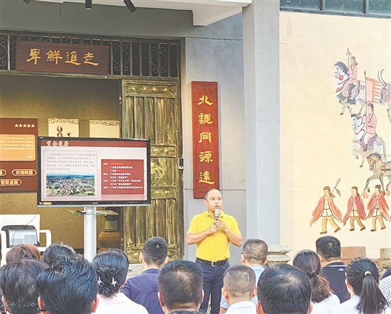 溫啟勝在霄南村講民族團(tuán)結(jié)黨課。