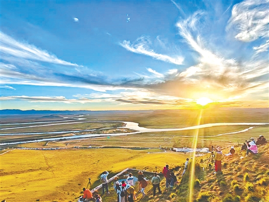 當下正是賞秋游的好時節(jié)。圖為四川黃河九曲第一灣秋景。