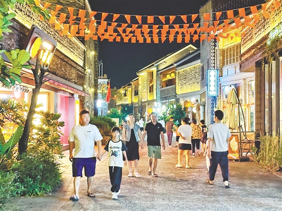 夜晚的江門古勞水鄉(xiāng)景區(qū)精彩不斷。