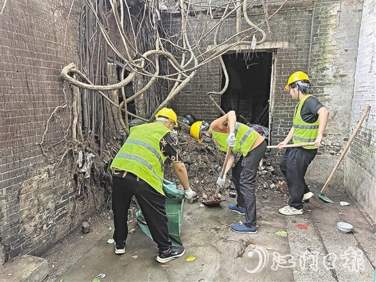 區(qū)城市管理綜合執(zhí)法局組建200人環(huán)境整治攻堅隊，深入水南六里的巷道、老宅，對“環(huán)境頑疾”發(fā)起總攻。