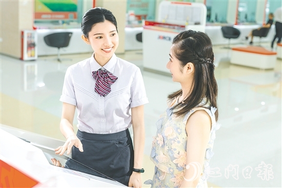 江門農(nóng)商銀行不斷提升服務(wù)水平，為地方經(jīng)濟(jì)發(fā)展提供強(qiáng)有力的金融保障。