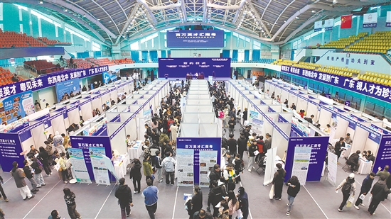 招聘現(xiàn)場(chǎng)人頭攢動(dòng)，共吸引2895名黑龍江學(xué)子入場(chǎng)。