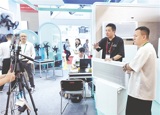 廣交會上，蓬江企業(yè)小崧科技直播帶貨。