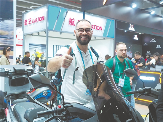 外國客商點贊“蓬江制造”摩托車。張澤彬