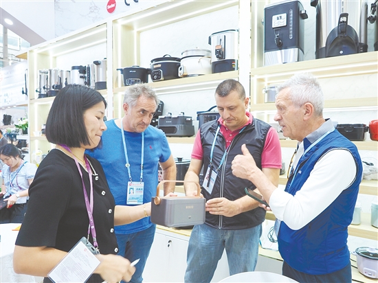 江門市南光電器實業(yè)有限公司展位上，來自澳大利亞的客商一眼就相中了便攜式加熱便當(dāng)盒。張澤彬