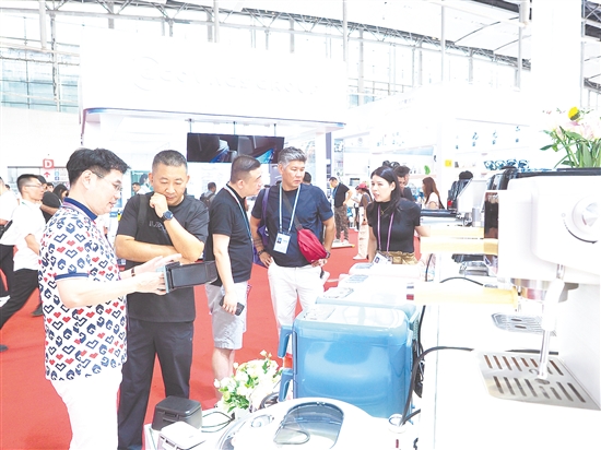 蓬江展位吸引客商駐足了解產(chǎn)品細(xì)節(jié)。張澤彬