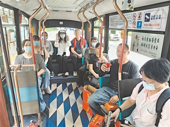 公交車化身“流動(dòng)驛站”，成為防疫一線人員的后勤服務(wù)陣地。