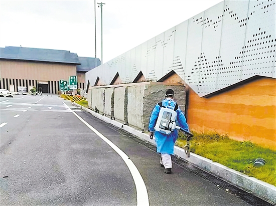 開陽高速志愿者在服務(wù)區(qū)開展防蚊消殺工作。