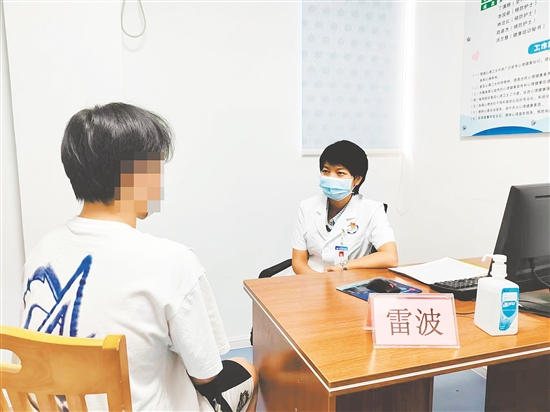 心理醫(yī)生為來訪者提供建議。