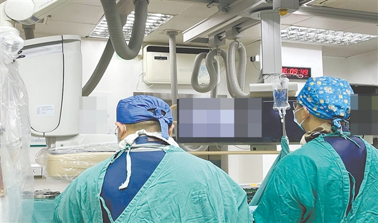 醫(yī)生在進(jìn)行手術(shù)。