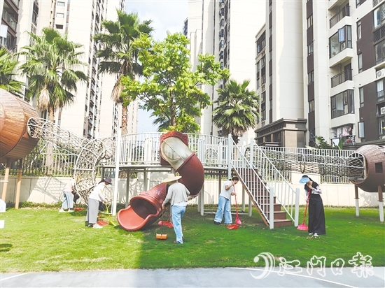 大家一起動(dòng)手清潔環(huán)境，消除蚊蟲(chóng)孳生隱患，創(chuàng)建干凈整潔人居環(huán)境。