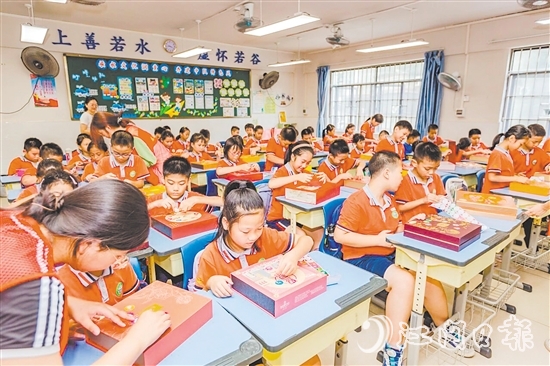 學(xué)生充分發(fā)揮創(chuàng)意，將廢舊月餅盒變廢為寶，制作成時鐘表盤、冰箱貼等。