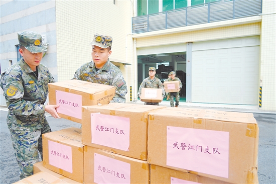 武警江門支隊官兵搬運(yùn)防疫捐贈物資。