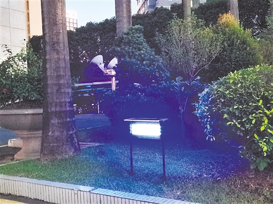 駐江門部隊和“城連共建”部隊共捐贈550套太陽能滅蚊燈。