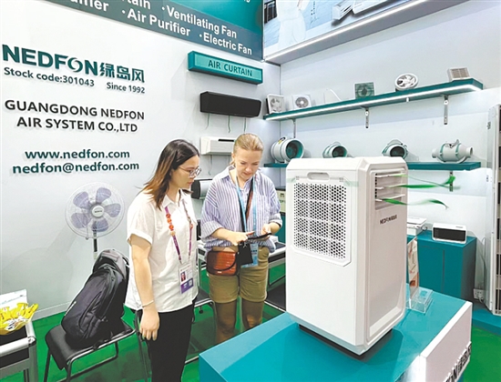 臺(tái)山參展企業(yè)的創(chuàng)新產(chǎn)品受到眾多外國(guó)客商的青睞，使企業(yè)在激烈的市場(chǎng)競(jìng)爭(zhēng)中脫穎而出。