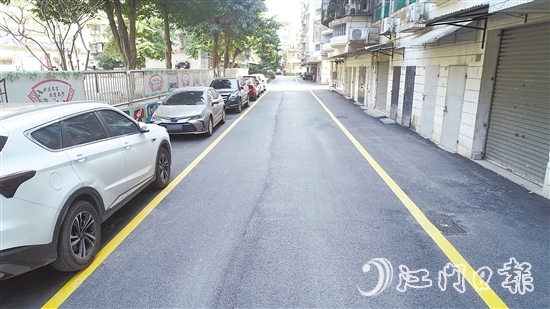 經(jīng)過(guò)集中清理的環(huán)市街道麗苑社區(qū)道路變得清爽整潔。