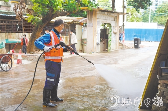 區(qū)環(huán)境整治組在環(huán)市街道里村社區(qū)開(kāi)展清潔活動(dòng)。