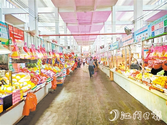 通過深入開展愛國衛(wèi)生運(yùn)動，江海區(qū)城鄉(xiāng)環(huán)境變得更靚更宜居。圖為整改后的樂中市場。