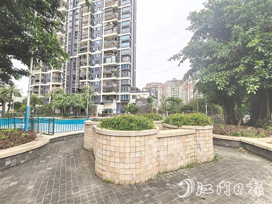 柏麗郡小區(qū)開展綠化景觀改造行動(dòng)，打造簡(jiǎn)約、整潔、舒適的居住環(huán)境。