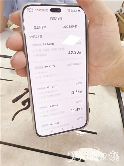 郭繼南展示網(wǎng)約車訂單。