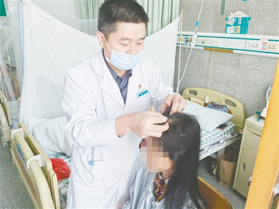 醫(yī)生為患者進行針灸治療。