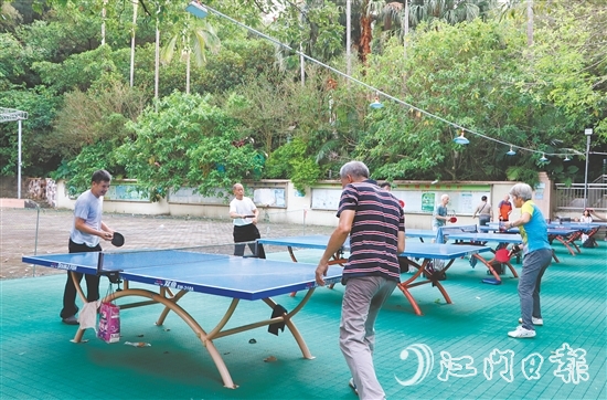 市民在小區(qū)乒乓球場(chǎng)切磋球藝。