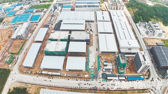 總投資40億元的廣東友誼新材料科技有限公司BOPP薄膜及特種膠帶生產(chǎn)項目在不到一年的時間里建成部分生產(chǎn)線并試生產(chǎn)。