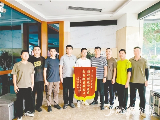 市直民兵應(yīng)急營獲贈錦旗。