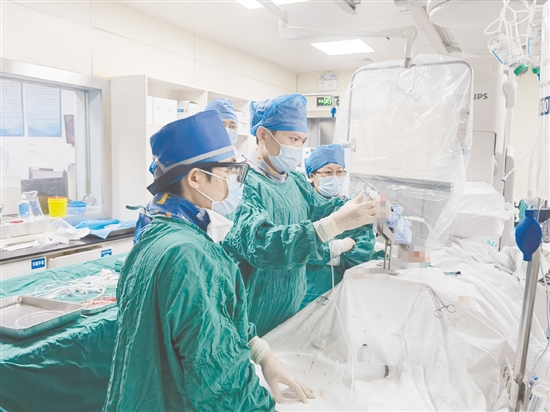 手術(shù)中，醫(yī)生操作二尖瓣夾子“捕獲”瓣葉。