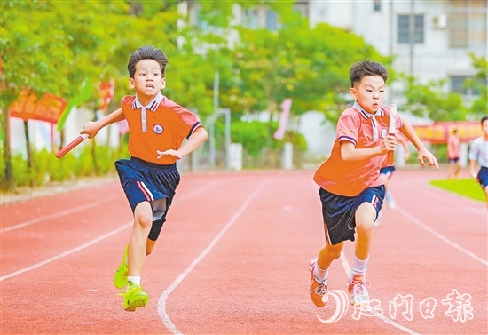 “全運(yùn)會(huì)之風(fēng)”吹進(jìn)了校園。禮樂(lè)中心小學(xué)舉辦田徑運(yùn)動(dòng)會(huì)。