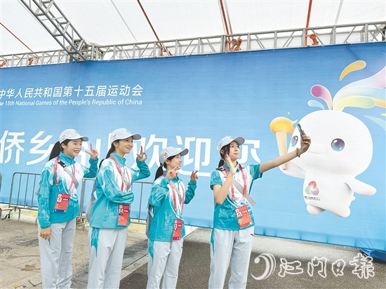 “小海豚”在臺山賽區(qū)自拍合影。