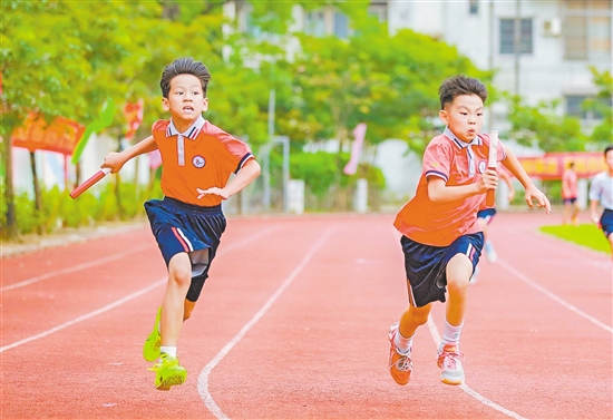 “全運(yùn)會(huì)之風(fēng)”吹進(jìn)了校園。禮樂(lè)中心小學(xué)舉辦田徑運(yùn)動(dòng)會(huì)。