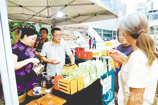 鶴山特色農(nóng)產(chǎn)品吸引市民游客關注。