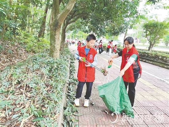 群眾參與整治，營造干凈整潔的城市環(huán)境。