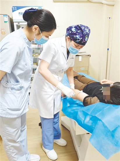 醫(yī)生為患者涂抹藥膏。