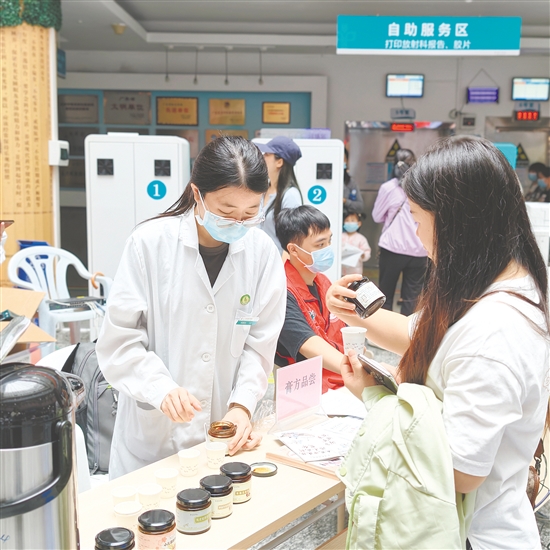 市民免費(fèi)嘗膏方。