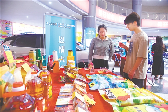 活動(dòng)現(xiàn)場(chǎng)，“恩平優(yōu)品”展區(qū)吸引市民選購(gòu)。