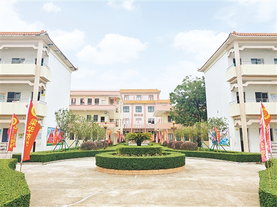 走進(jìn)梁華濟(jì)學(xué)校，一流的校舍建筑、完善的設(shè)施設(shè)備，處處彰顯著這所學(xué)校的與眾不同。