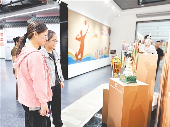 展覽吸引不少游客參觀，深入了解臺山排球文化。