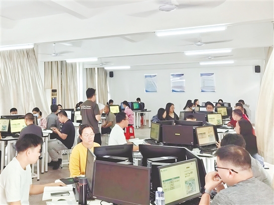 培訓采用“理論講解+實戰(zhàn)操作”相結合的方式。