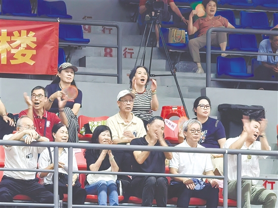 比賽現(xiàn)場(chǎng)，港澳同胞、海外鄉(xiāng)親紛紛為自家代表隊(duì)加油助威。
