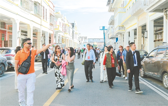 大會(huì)期間，沖蔞鄉(xiāng)親們參觀圩鎮(zhèn)，見證家鄉(xiāng)發(fā)展新貌。